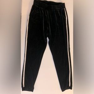 In great condition | Closet Space | Size: Large